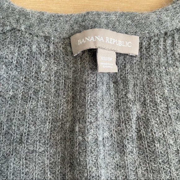 💗 Banana Republic Gray Cardigan - Picture 3 of 5